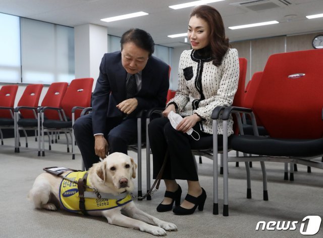 한선교 미래한국당 대표가 11일 오후 서울 영등포구 미래한국당 당사에서 미래한국당 첫 영입인재 시각장애인 피아니스트 김예지 씨와 만나 대화를 나누고 있다. 김예지 씨의 안내견 이름은 ‘조이’다. 2020.3.11/뉴스1 © News1