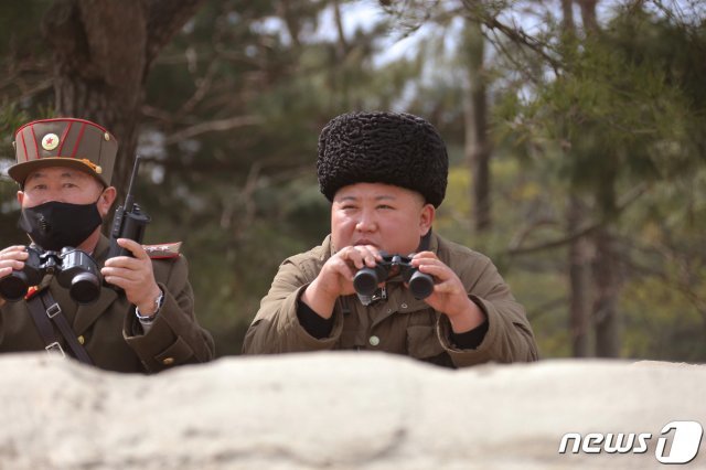 김정은 북한 국무위원장이 9일 조선인민군 전선장거리포병구분대들의 화력타격훈련을 지도했다고 노동당 기관지 노동신문이 10일 보도했다. (평양 노동신문=뉴스1)