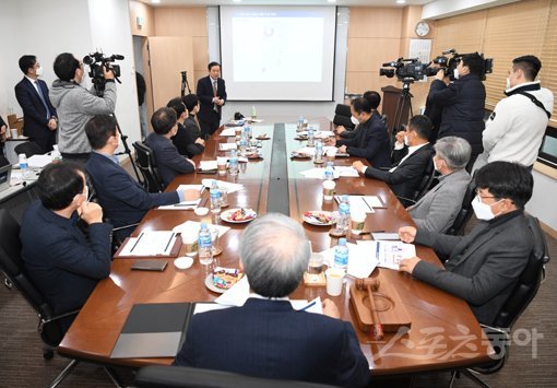 KBO와 프로야구 10개 구단 사장들이 10일 서울 강남구 도곡동 KBO회관에서 이사회를 열고 정규리그 개막 일정 방안 논의 전 전병율 전 질병관리본부장에게 신종 코로나19 관련 브리핑을 듣고 있다. 주현희 기자 teth1147@donga.com