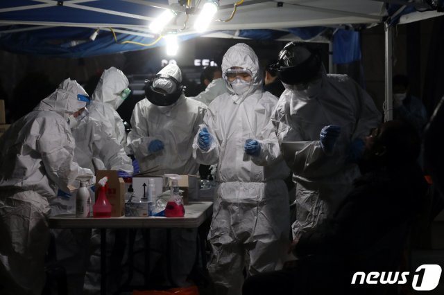 10일 오후 서울 구로구 코리아빌딩 앞에 마련된 선별진료소에서 의료진이 신종코로나 바이러스 감염증(코로나19) 검진을 하고 있다.  © News1