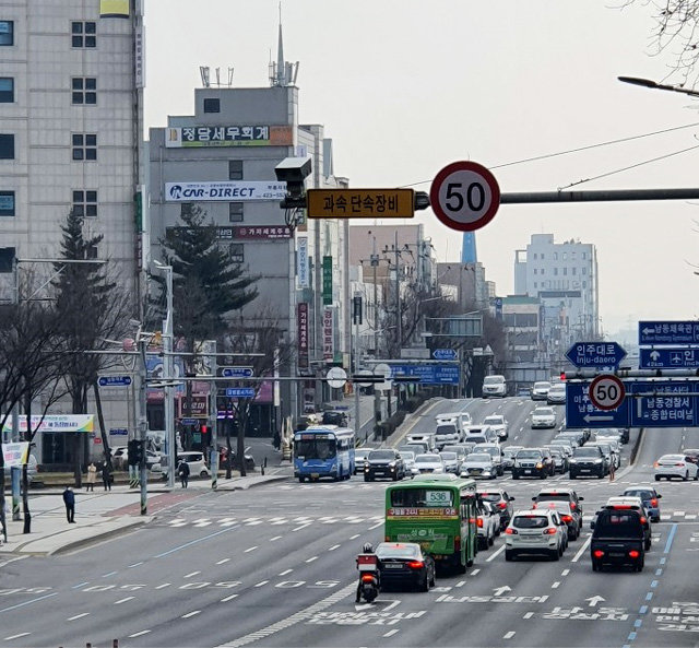 주행 속도를 시속 50km로 제한하는 고정식 과속 단속 카메라가 설치된 인천 남동구 남동대로 길병원사거리 앞 도로에서 차량들이 신호를 기다리고 있다. 인천지방경찰청 제공