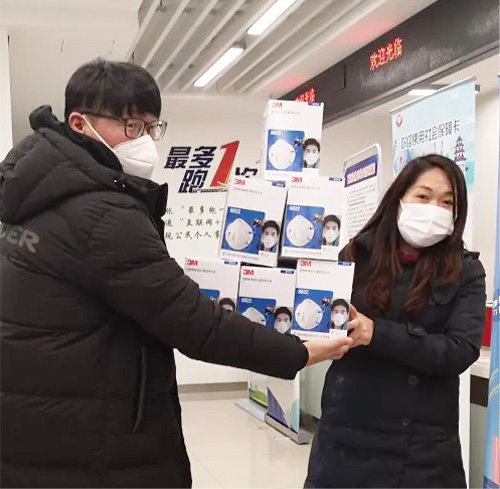 중국 저장성 항저우에서 한식당을 운영하는 조덕형 씨(왼쪽)가 신종 코로나바이러스 감염증(코로나19) 방역 관계자에게 마스크를 전달하고 있다. 두스콰이바오 홈페이지