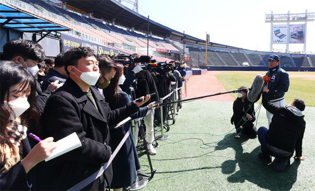 마스크를 착용한 취재진과 2m가량 거리를 두고 인터뷰를 하는 김태형 두산 감독(오른쪽). 뉴시스