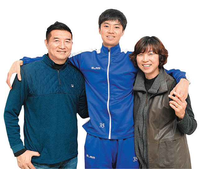‘농구 집안’인 이현중(가운데)의 가족. 아버지 이윤환 삼일상고 농구 부장(왼쪽)과 1984년 로스앤젤레스 올림픽 여자농구 은메달리스트인 어머니 성정아 씨. 점프볼 제공