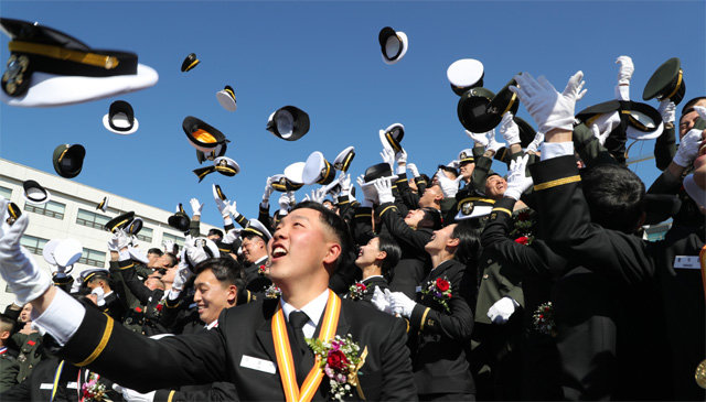 자랑스러운 바다의 용사들 해군사관학교 생도들이 11일 오후 경남 창원시 해군사관학교 연병장에서 열
린 졸업식 및 임관식에서 모자를 공중으로 던지며 자축하고 있다. 국방부 제공
