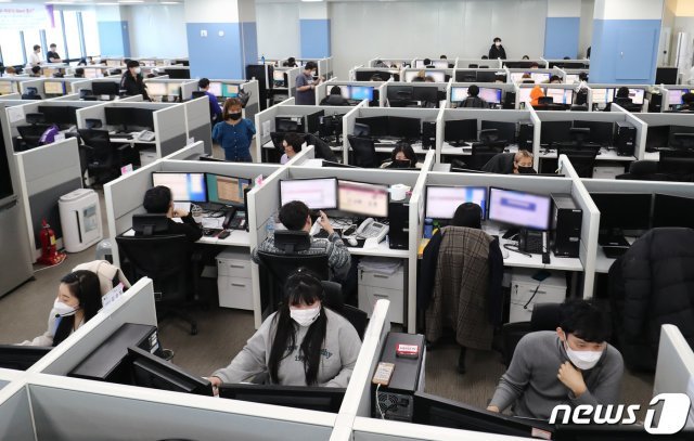 11일 오후 대전 서구에 위치한 유통기업 콜센터에서 상담사들이 상담을 하고 있다. © News1