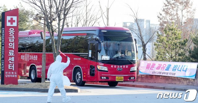 11일 전북 남원시 남원의료원에 대구 경증환자들이 탑승한 이송 차량이 들어서고 있다. 2020.3.11/뉴스1 © News1