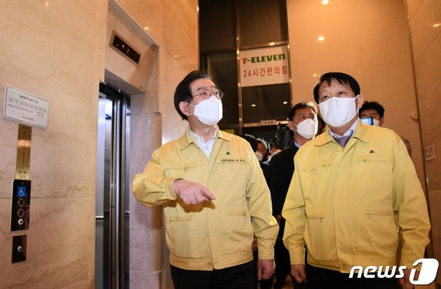 박원순 서울시장이 11일 신종 코로나바이러스 감염증(코로나19) 집단 감염이 발생한 서울 구로구 신도림동 코리아빌딩을 찾아 현장을 둘러보고 있다. (서울시 제공) 2020.3.11/뉴스1