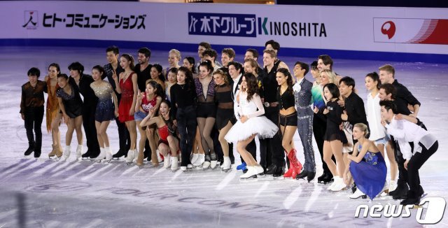 2월9일 서울 양천구 목동아이스링크에서 열린 2020 국제빙상경기연맹(ISU) 4대륙 피겨선수권대회 갈라공연에서 선수들이 연기를 마치고 기념촬영을 하고 있다. 2020.2.9/뉴스1 © News1