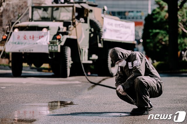 11일 코로나19 집단 감염이 발생한 대구시 달서구 한마음아파트에서 방역작전을 펼치던 제2작전사령부 화생방대대 한 장병이 잠시 휴식을 취하고 있다.(제2작전사령부제공)2020.3.11/뉴스1 © News1