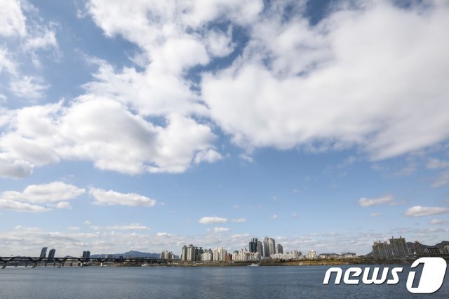 4월초 서울 잠실한강공원에서 바라본 서울 도심 하늘이 파랗다. 2018.4.4/뉴스1 © News1