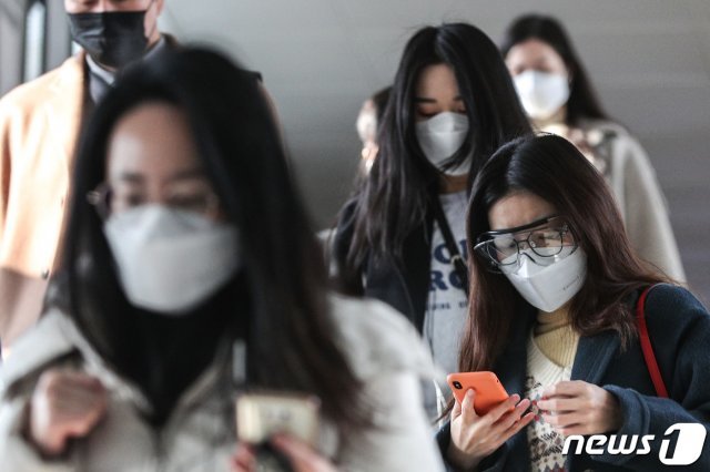 구로구 신도림동 콜센터에서 신종 코로나바이러스 감염증(코로나19) 집단감염이 발생한 가운데 13일 오전 마스크를 쓴 시민들이 서울 지하철 1호선 구로역에서 출근길을 발걸음을 옮기고 있다. © News1