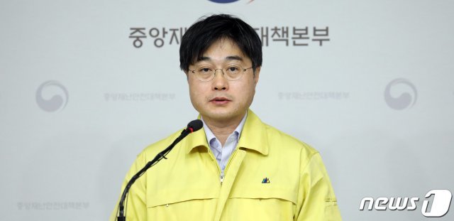 윤태호 중앙사고수습본부 방역총괄반장(공공보건정책관)이 12일 정부세종청사 보건복지부 브리핑실에서 신종 코로나바이러스 감염증(코로나19) 중앙재난안전대책본부 정례브리핑을 하고 있다.  2020.3.12/뉴스1 © News1