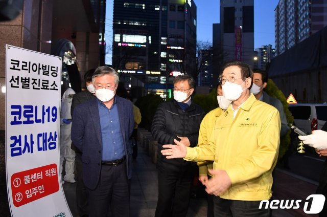 박원순 서울시장이 11일 신종 코로나바이러스 감염증(코로나19) 집단 감염이 발생한 서울 구로구 신도림동 코리아빌딩을 찾아 현장을 둘러보고 있다. (서울시 제공) 뉴스1