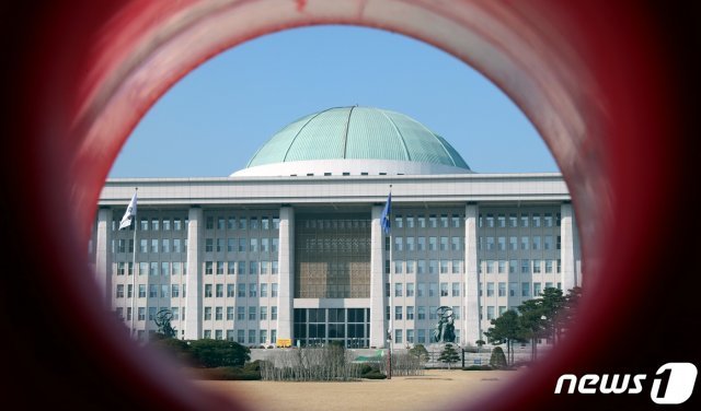 8일 시설물을 통해 바라본 서울 여의도 국회 의사당.2019.12.8/뉴스1 © News1
