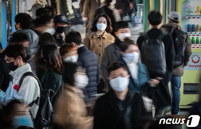 구로구 신도림동 콜센터에서 신종 코로나바이러스 감염증(코로나19) 집단감염이 발생한 가운데 13일 오전 마스크를 쓴 시민들이 서울 지하철 1호선 구로역에서 출근길을 발걸음을 옮기고 있다. 2020.3.12/뉴스1 © News1