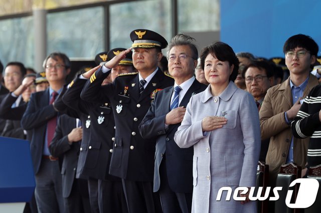 문재인 대통령 내외가 지난 2018년 3월13일 오후 충남 아산 경찰대학에서 열린 2018년 경찰대학생·간부후보생 합동 임용식에서 국기에 대한 경례를 하고 있다.(청와대 제공) /뉴스1 © News1