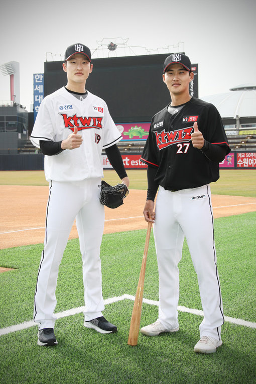 KT 배제성(왼쪽)과 배정대가 홈구장인 수원KT위즈파크에서 새 유니폼을 입고 포즈를 취하고 있다. 사진제공 ｜ KT 위즈