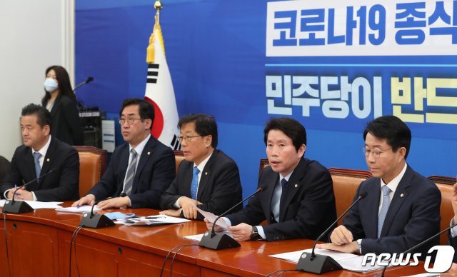 이인영 더불어민주당 원내대표가 12일 오전 서울 여의도 국회에서 열린 정책조정회의에서 모두발언을 하고 있다. 2020.3.12/뉴스1 © News1