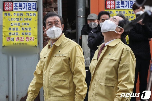 정세균 국무총리와 박원순 서울시장이 12일 오후 신종 코로나바이러스 감염증(코로나19) 집단감염 현장인 서울 구로구 코리아빌딩에 마련된 선별진료소에서 방역활동 상황을 보고 받고 현장을 떠나고 있다. 2020.3.12/뉴스1 © News1