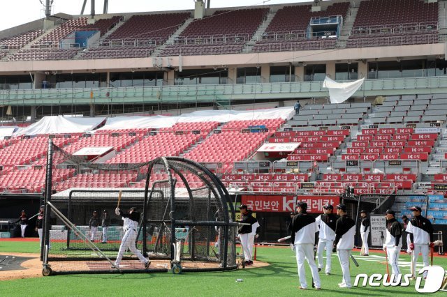 12일 오후 경기도 수원시 장안구 kt위즈파크에서 KT 선수들이 훈련을 하고 있다. © News1