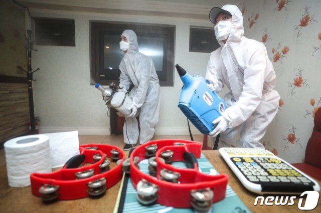 11일 오후 서울 송파구의 한 노래방에서 송파구청 관계자들이 방역을 하고 있다. 이날 박원순 서울시장은 브리핑에서 “코로나19 사태로 갈 곳 없어진 학생들이 노래방, PC방 등 다중이용시설을 이용하는 경우가 많아지면서 집단감염이 전국적으로 벌어지고 있다“며 ”위험이 증대된다고 판단된다면 노래방·PC방에 대한 영업금지 행정명령을 검토 하겠다“고 밝혔다. 2020.3.11/뉴스1 © News1