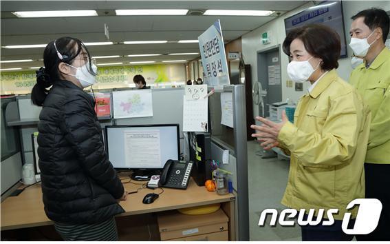 추미애 법무부 장관(오른쪽)이 12일 서울 목동 ‘외국인종합안내센터’를 찾아 상담사를 격려하고 신종 코로나바이러스 감염증(코로나19) 대응실태를 점검하고 있다(법무부 제공). © 뉴스1