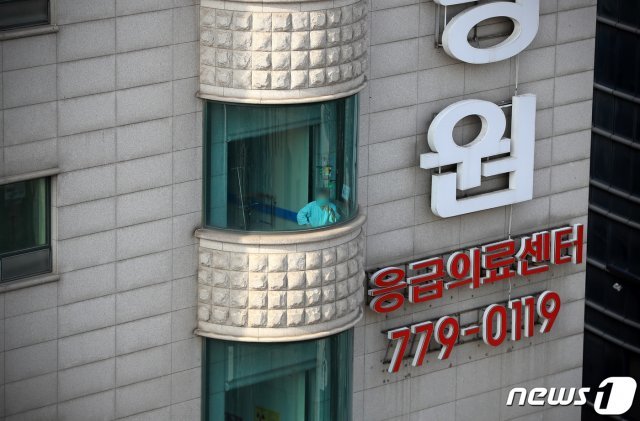 12일 신종 코로나바이러스 감염증(코로나19)으로 수도권에서 첫 한국인 사망자가 나온 경기도 성남시 분당제생병원에서 한 환자가 창밖을 내다보고 있다. © News1