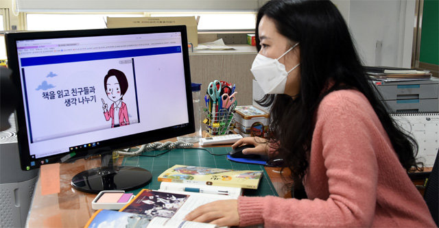 부산 양정초등학교의 한 5학년 담임교사가 9일 학교에서 온라인 수업을 제작하기 위해 연습을 하고 있다. 부산시교육청 제공