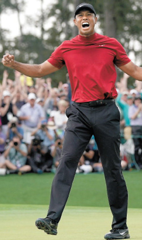 메이저대회 15승을 포함해 미국프로골프(PGA)투어에서 82승을 거둔 ‘황제’ 타이거 우즈의 세계 골프 명예의전당 입성이 12일 결정됐다. 사진은 지난해 4월 마스터스 우승을 확정지은 뒤 포효하는 우즈. AP 뉴시스