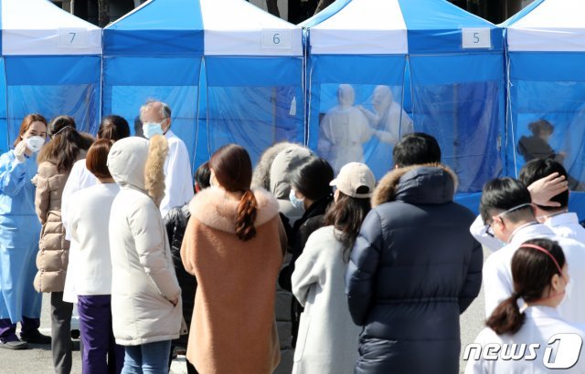 분당제생병원에서 근무하는 의사 1명이 13일 신종 코로나바이러스 감염증(코로나19) 확진 판정을 받았다.  지난 6일 오전 경기도 성남시 분당제생병원에서 환자, 간호사, 간호조무사 등 8명이 코로나19 진단 검사에서 확진 판정을 받아 의료진 및 병원 관계자들이 검체 채취를 받기 위해 대기하고 있다. 2020.3.6/뉴스1 © News1