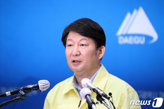 권영진 대구시장이 11일 오전 대구시청 상황실에서 신종 코로나바이러스 감염증(코로나19) 대응 상황을 브리핑하고 있다. © News1