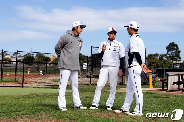 김원형(가운데) 두산 베어스 투수코치가 배영수(왼쪽), 정재훈 코치와 함께 마운드 위에서 대화를 나누고 있다. (두산 베어스 제공)