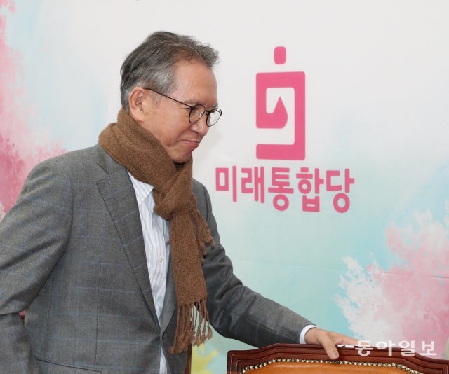 김형오 미래통합당 공천관리위원장이 위원장직 사임을 밝힌 뒤 회의장을 빠져나가고 있다.