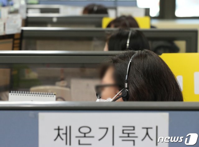 12일 충남 천안시 고용노동부 콜센터에서 직원들이 민원 처리 업무를 하고 있다. 사진은 기사와 관련이 없음. © News1