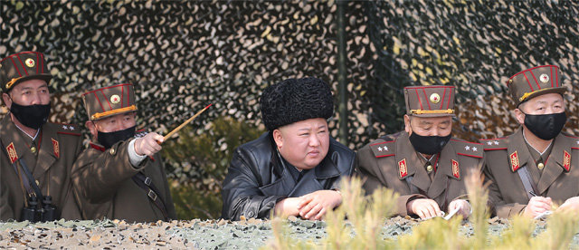 김정은만 ‘노 마스크’ 홀로 마스크를 쓰지 않은 김정은 북한 국무위원장(가운데)이 12일 함경도에서 군사훈련을 지켜보고 있다. 노동신문 뉴스1