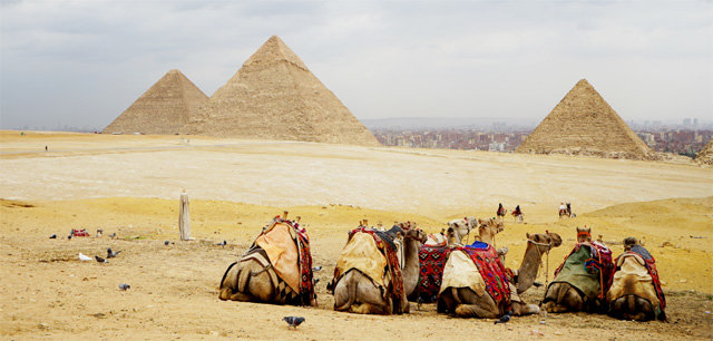 이집트를 상징하는 기자의 피라미드 세 개는 과거의 영광을 자랑하듯 압도적인 모습으로 서 있다. 왼쪽부터 쿠푸 피라미드, 카프라 피라미드, 멘카우라 피라미드. 그 뒤로 기자 시내가 보인다.