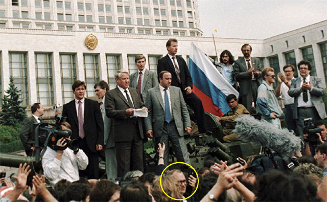 1991년 8월 19일 소련 보수파 쿠데타 세력의 탱크에 올라간 보리스 옐친 러시아 공화국 대통령(문건 든 사람)이 쿠데타에 굴복하지 말라는 호소문을 읽고 있다. 아래 군중 쪽을 보고 있는 사람(원 안)이 저자 마이클 돕스. 모던아카이브 제공