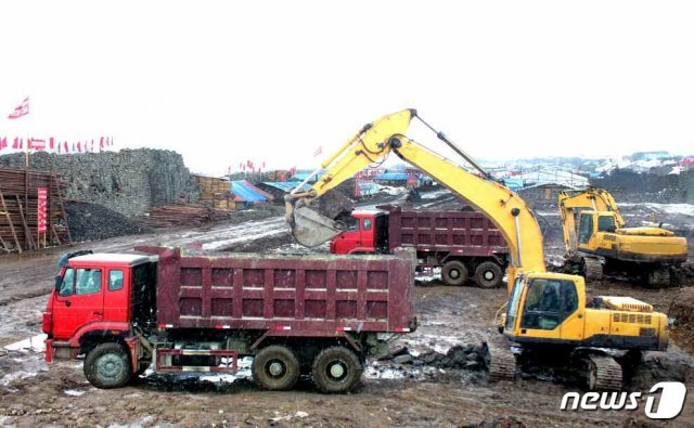 북한 노동당 기관지 노동신문은 14일 “216사단의 지휘관들과 건설자들이 10월의 대축전장(당 창건 75주년)에 커다란 노력적 성과를 안고 들어설 불같은 열의 밑에 삼지연시꾸리기 3단계 공사를 힘있게 다그치고 있다“고 보도했다. 사진은 삼지연시꾸리기 3단계 공사장. 뉴스1