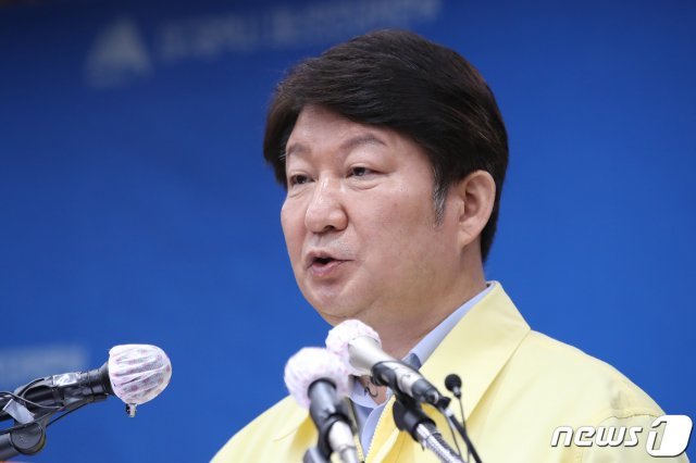 권영진 대구시장이 11일 오전 대구시청 상황실에서 신종 코로나바이러스 감염증(코로나19) 대응 상황을 브리핑하고 있다. 2020.3.11/뉴스1 © News1