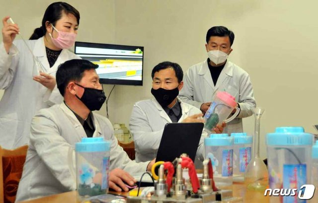 북한 노동당 기관지 노동신문은 14일 국가과학원 환경공학연구소에서 “효능 높은 우리 식의 소독기를 생산하기 위한 연구사업에 힘을 넣고 있다“고 보도했다. 뉴스1