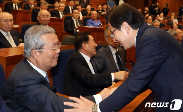 황교안 자유한국당 대표가 7일 서울 여의도 국회 헌정기념관에서 열린 ‘남당(南棠) 정석모 의원 10주기 추모식’에서 김종인 전 더불어민주당 비상대책위원장과 인사를 하고 있다. 2019.6.7/뉴스1 © News1