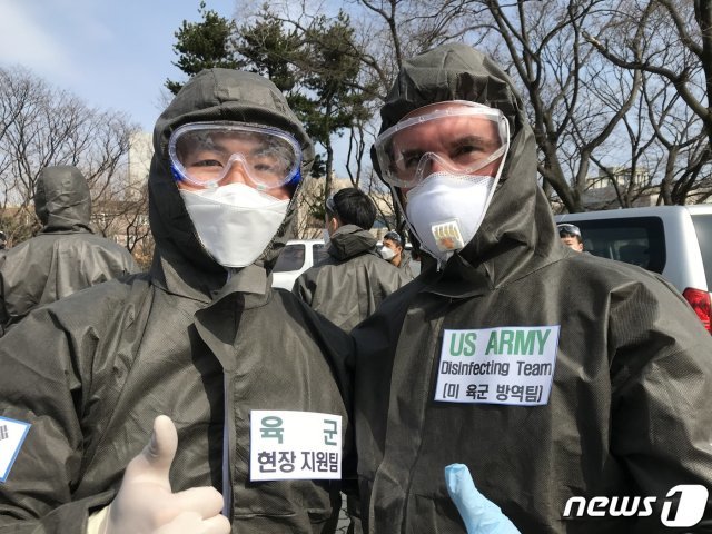 13일 한미 장병들이 대구 한마음 아파트에서 신종 코로나 바이러스 바이러스(코로나19)방역 작전을 수행한 후 우정을 나누고 있다. (육군2작전사령부제공) 2002.3.14/© 뉴스1