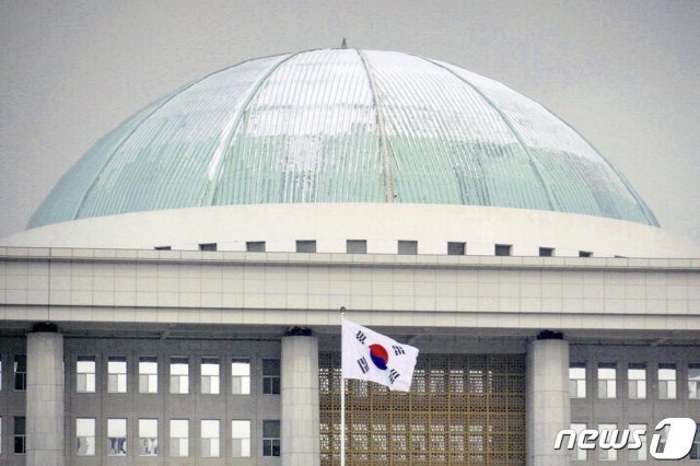 지난2월17일 오전 서울 영등포구 국회의사당 지붕에 눈이 쌓여 있다. © News1