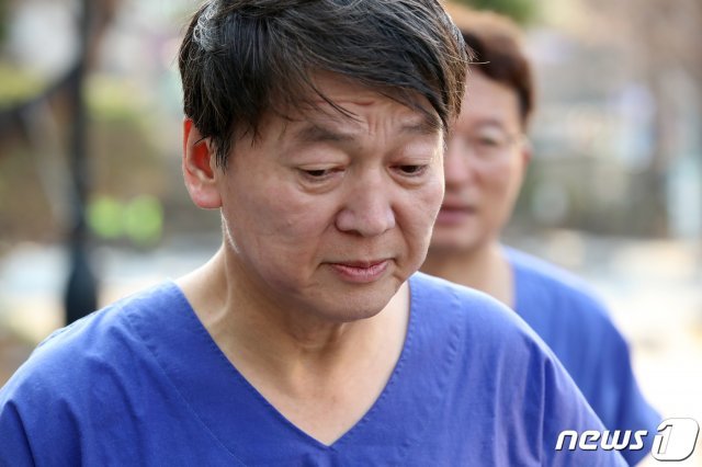 안철수 국민의당 대표가 2일 오후 신종 코로나바이러스 감염증(코로나19) 지역거점병원인 대구 중구 계명대 대구동산병원을 찾아 병동 내부에서 의료봉사를 마친 뒤 땀에 흠뻑 젖은 모습으로 비상대책본부를 향해 걷고 있다. © News1