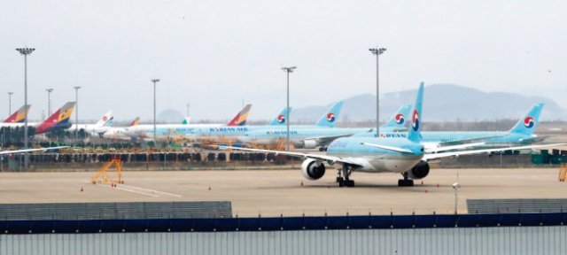 3월 9일 오후 인천국제공항 제2터미널 활주로 계류장에 항공기가 줄 지어 서 있다. [뉴시스]