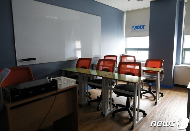 코로나19로 인해 지난달 24일부터 오는 28일까지 35일 동안 휴원을 결정한 서울 강남구 대치동의 이맥스 어학원 강의실이 텅 비어있다. © News1
