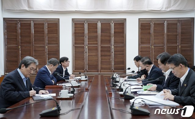 문재인 대통령이 13일 청와대 여민관에서 열린 ‘경제·금융 상황 특별 점검회의’에서 홍남기 경제부총리 겸 기획재정부 장관의 보고를 경청하고 있다. (청와대 제공)