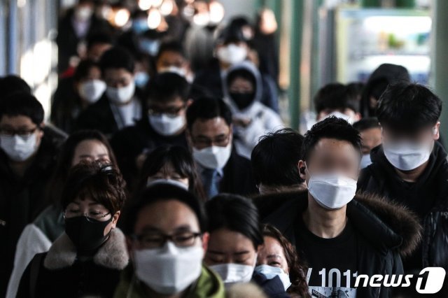 구로구 신도림동 콜센터에서 신종 코로나바이러스 감염증(코로나19) 집단감염이 발생한 가운데  마스크를 쓴 시민들이 서울 지하철 1호선 구로역에서 출근길을 발걸음을 옮기고 있다. © News1