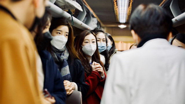 대구로 향하는 간호사들 11일 서울 국립중앙의료원 간호사들이 대구 중구 계명대 대구동산병원을 향해 출발하는 버스 안에서 정기현 의료원장(오른쪽 뒷모습)의 격려사를 듣고 있다. 국립중앙의료원 제공